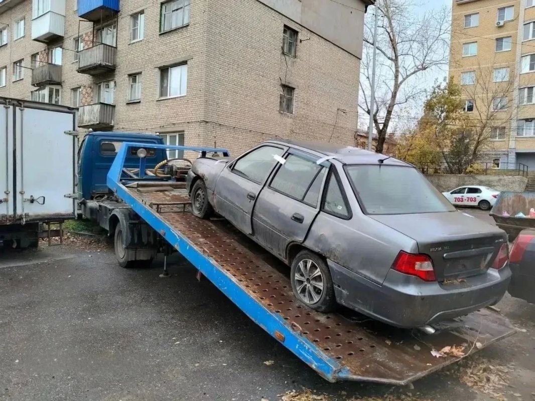 В Тамбове освободили дворовую территорию на улице Мичуринской, 117 от брошенного автомобиля