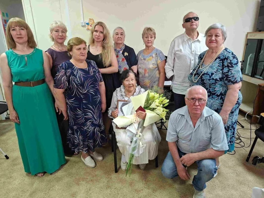 90-летняя тамбовчанка с почти полной потерей зрения руководит вокальным ансамблем 90-летняя тамбовчанка с почти полной потерей зрения руководит вокальным ансамблем