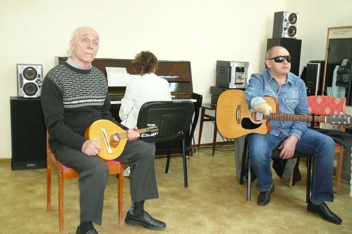 90-летняя тамбовчанка с почти полной потерей зрения руководит вокальным ансамблем 90-летняя тамбовчанка с почти полной потерей зрения руководит вокальным ансамблем