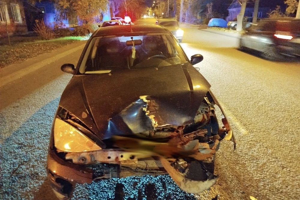 Вечером 26 октября на улице Карла Маркса в Тамбове столкнулись три авто: Nissan, Ford Focus и припаркованный Lifan