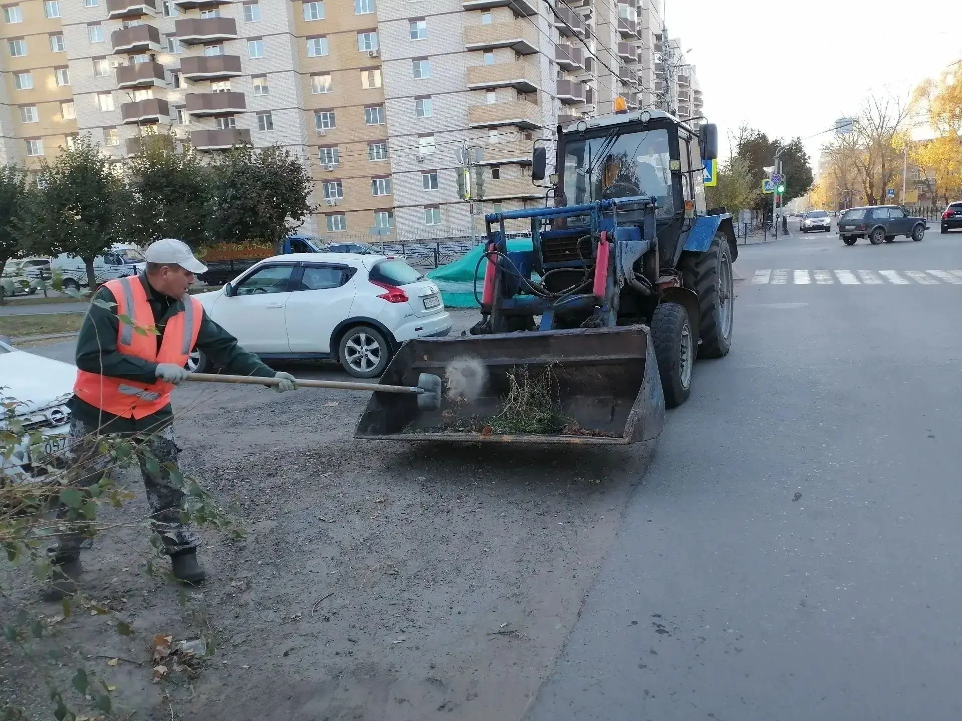 С начала октября с территорий Тамбова вывезено порядка 75 КамАЗов смёта