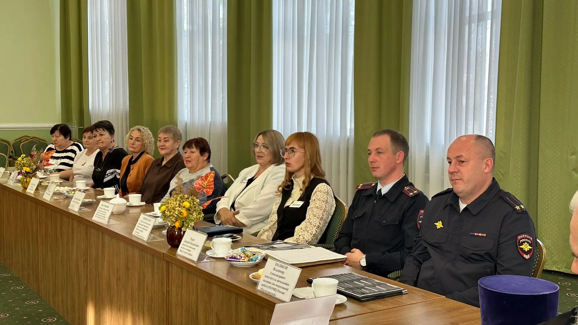 29.10.2026 сотрудники МО МВД России «Рассказовский» приняли участие в открытие клуба для мам и жен погибших бойцов на СВО «Тепло маминых рук», созданного при филиале фонда «Защитники Отечества» по Тамбовской области